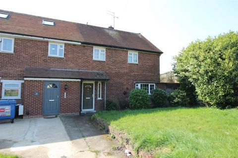 4 bedroom semi-detached house to rent, Peachey Lane, Uxbridge