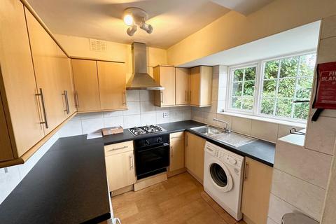 4 bedroom semi-detached house to rent, Peachey Lane, Uxbridge