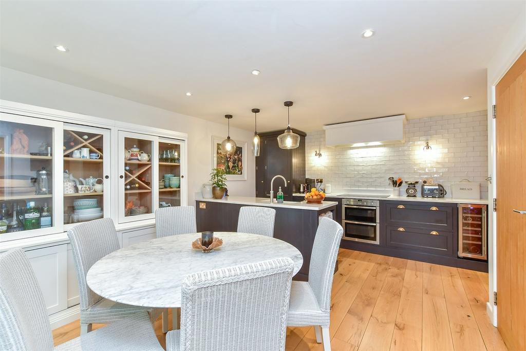Kitchen/ Dining Room