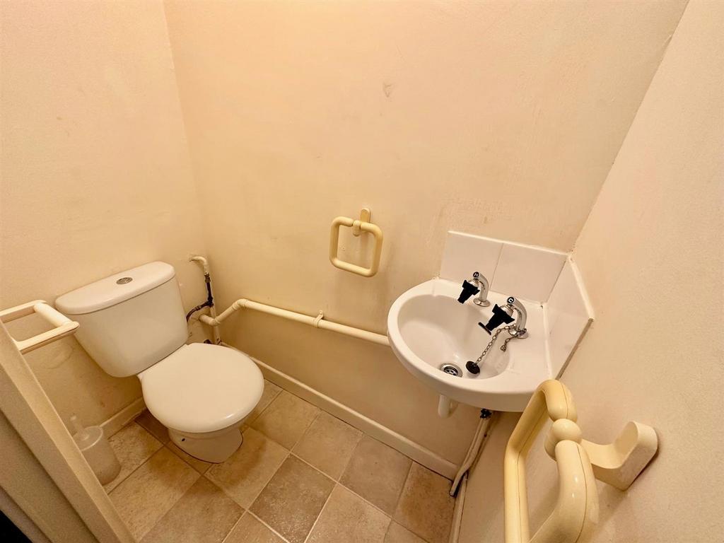 1st floor wc.jpg