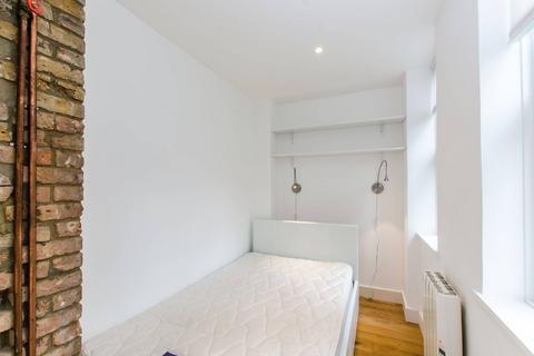 Studio to rent, Frognal, Hampstead, London, NW3