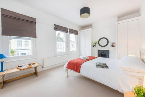 3 bedroom semi-detached house to rent, Belleville Road, Between the Commons, London, SW11