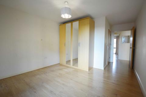 3 bedroom flat to rent, Ajax Avenue, London NW9