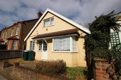 6 bedroom detached bungalow to rent, Walford Road, Uxbridge