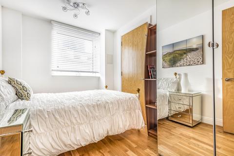 2 bedroom apartment to rent, Lombard Road Battersea SW11