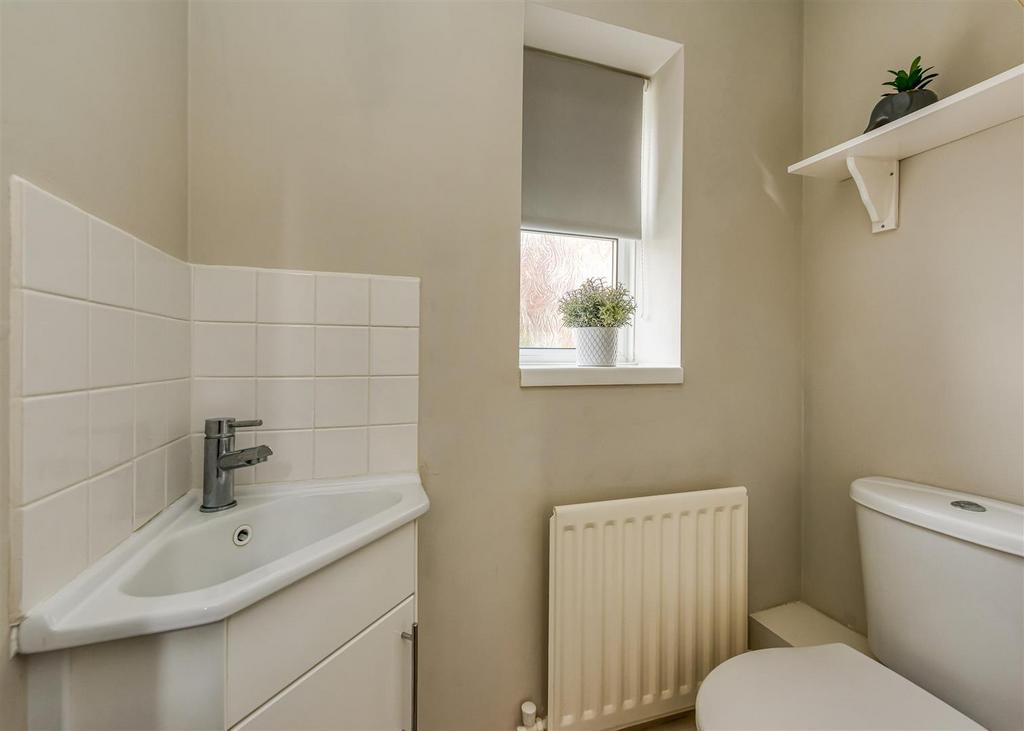 38 Winrush Close-Cloakroom.jpg