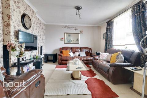 3 bedroom end of terrace house for sale, Bridgwater Road, Romford