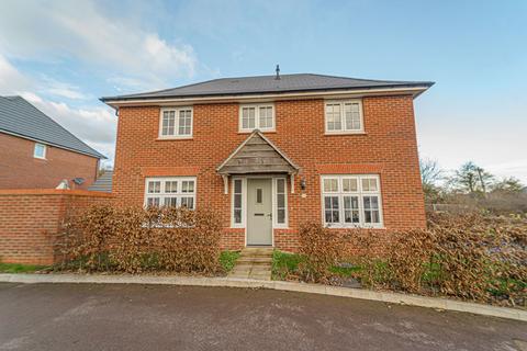 Coed Golau Close, Llanwern, NP18