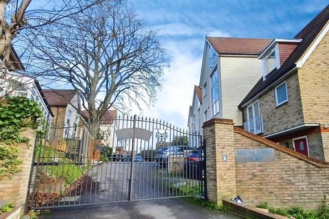 4 bedroom end of terrace house for sale, London Road, Rochester