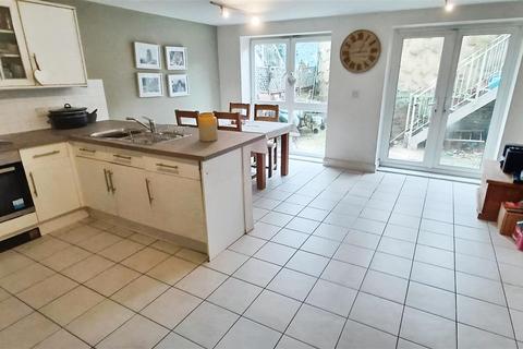 4 bedroom end of terrace house for sale, London Road, Rochester