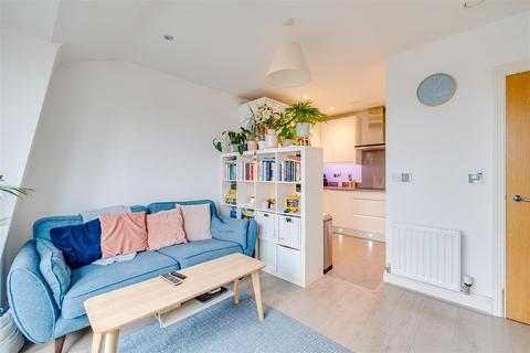 1 bedroom apartment for sale, Wadham Mews, Barnes