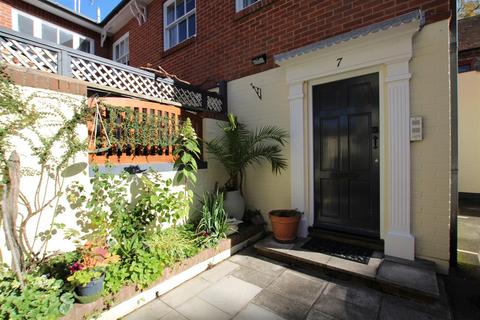 2 bedroom flat to rent, East Row Mews, East Row, Chichester, PO19