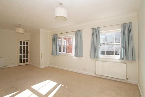 2 bedroom flat to rent, East Row Mews, East Row, Chichester, PO19