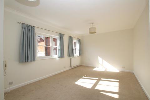 2 bedroom flat to rent, East Row Mews, East Row, Chichester, PO19