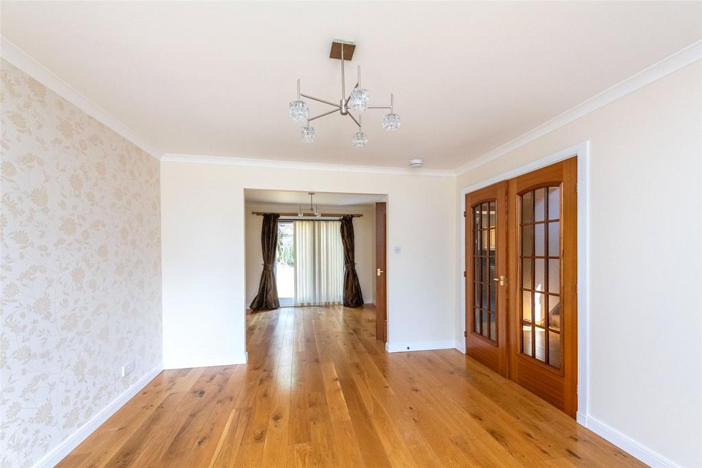 Lounge / Dining Area