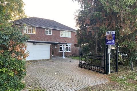 4 bedroom detached house to rent, Royal Avenue, Worcester Park KT4