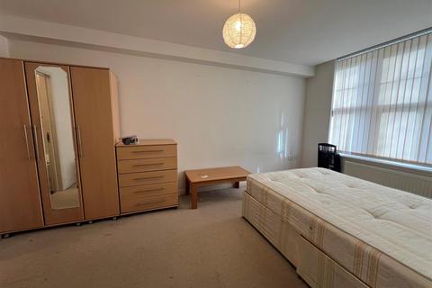 2 bedroom apartment to rent, The Grove, Finchley Central, London, N3