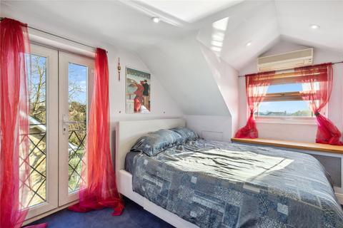 2 Devereux Lane, London, SW13 8DA