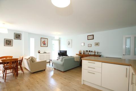 2 bedroom flat for sale, Elm Court, Elm Road, Winchester