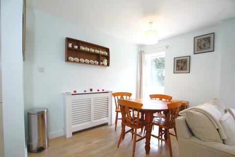 2 bedroom flat for sale, Elm Court, Elm Road, Winchester