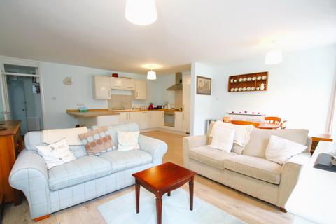 2 bedroom flat for sale, Elm Court, Elm Road, Winchester