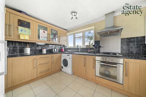 2 bedroom apartment to rent, Falmouth Avenue, London, E4