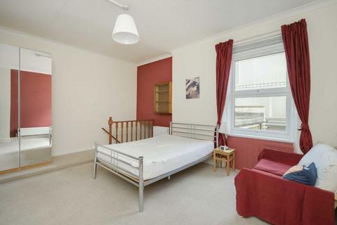 Studio to rent, Goldhawk Road, London W12