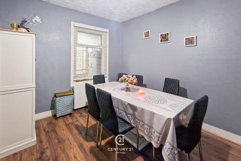 4 bedroom terraced house for sale, Strone Road, Forest Gate, E7 8ES