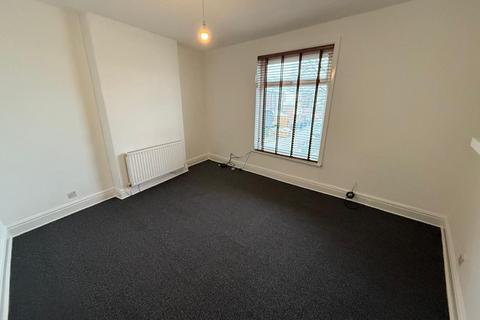 2 bedroom end of terrace house to rent, Recreation Street, Prestwich M25