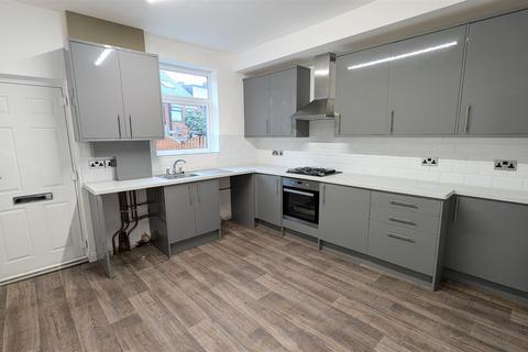 3 bedroom terraced house to rent, Farnley Avenue, Birley Carr, Sheffield