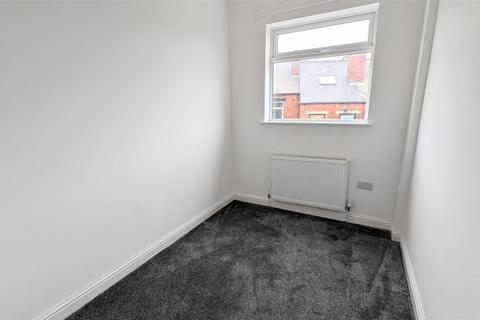 3 bedroom terraced house to rent, Farnley Avenue, Birley Carr, Sheffield