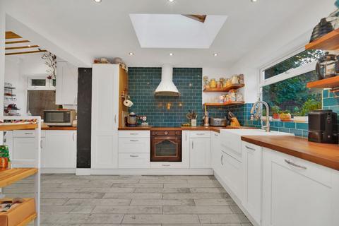 125 Hale End Road, London, E17 4DP