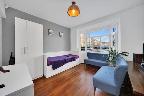 125 Hale End Road, London, E17 4DP