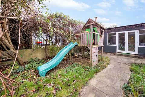 125 Hale End Road, London, E17 4DP