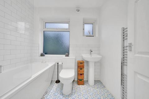 125 Hale End Road, London, E17 4DP