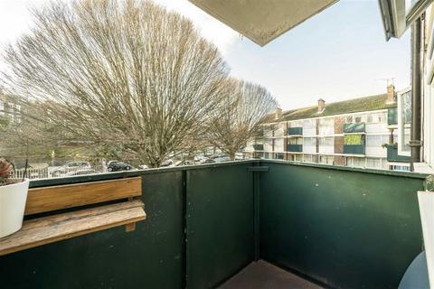 3 bedroom flat for sale, Ommaney Road, London SE14