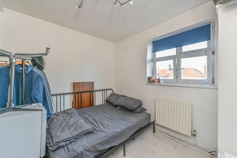 2 bedroom flat to rent, Kennington Park Road, Oval, London, SE11