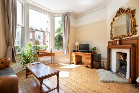 1 bedroom flat for sale, Avenue Crescent, Acton W3