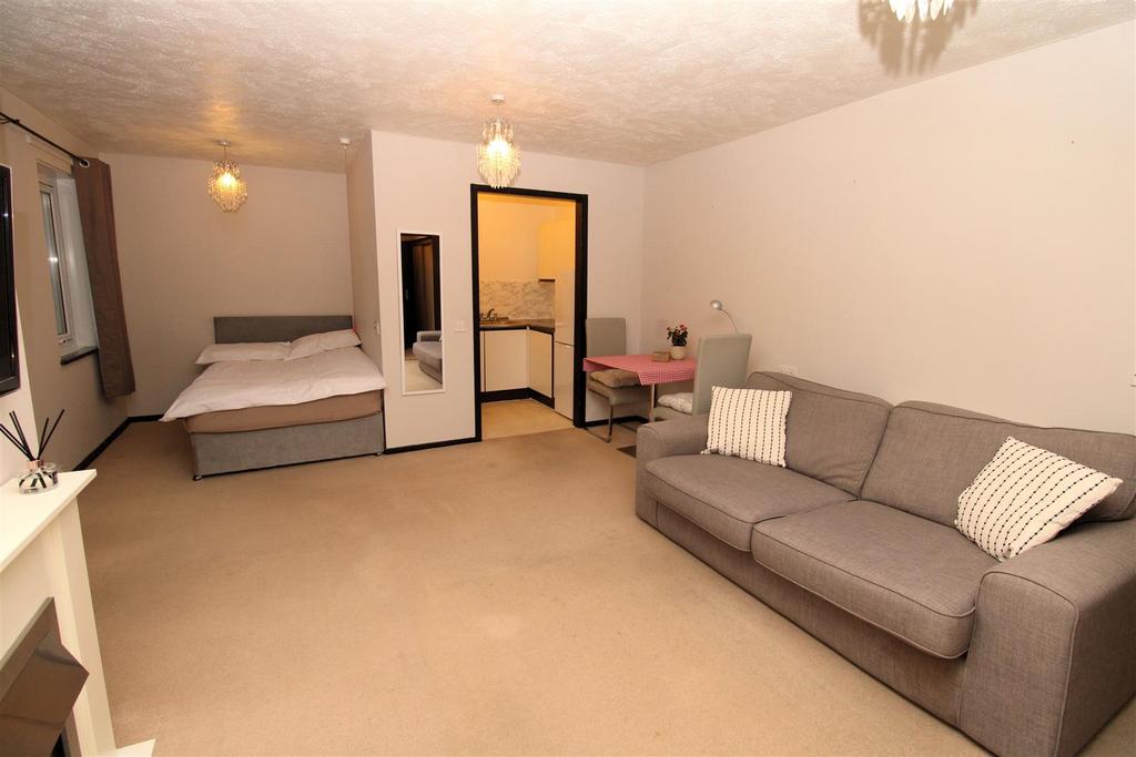 Lounge 1.JPG
