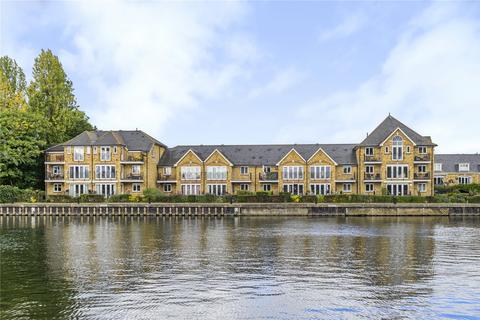 2 bedroom apartment to rent, Swan Walk, Shepperton, TW17