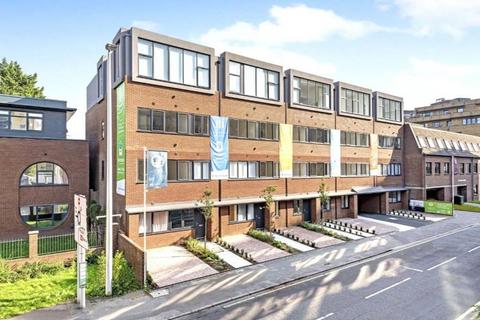 1 bedroom apartment to rent, Trinity Place, Woking GU21