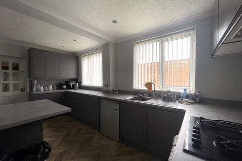 3 bedroom semi-detached house to rent, Birmingham B36