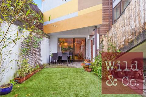 2 bedroom flat for sale, Mears Close, Whitechapel