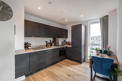 2 bedroom flat for sale, Marketfield Way, Redhill