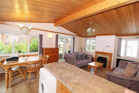 3 bedroom bungalow to rent, Brighton Road, Lower Kingswood, Tadworth