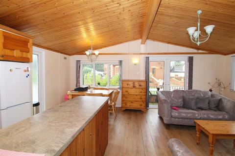 3 bedroom bungalow to rent, Brighton Road, Lower Kingswood, Tadworth