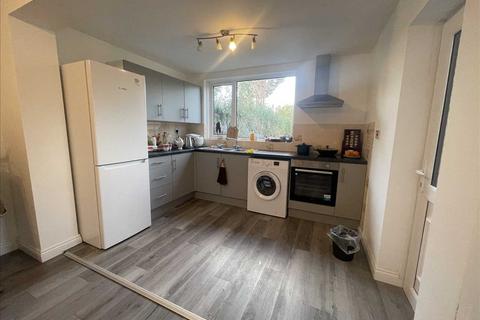 3 bedroom semi-detached house to rent, Solihull B90