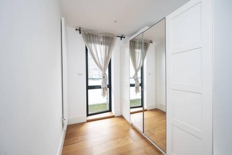 2 bedroom flat to rent, Umberston Street, Aldgate, LONDON, E1