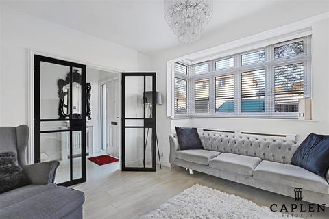 129 Roding Road, Loughton, IG10 3BS
