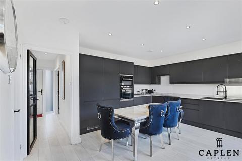 129 Roding Road, Loughton, IG10 3BS